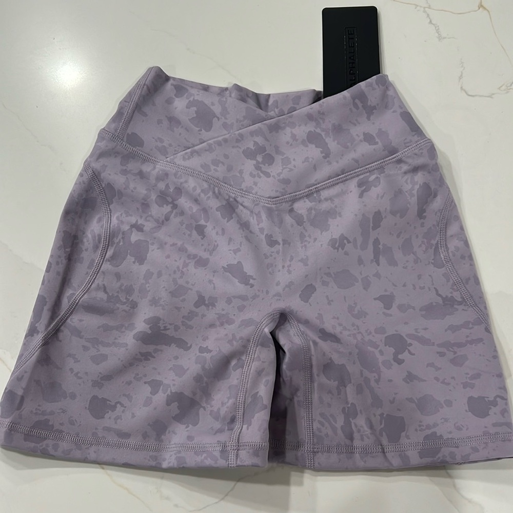 Brand new alphalete shorts
Pebble purple